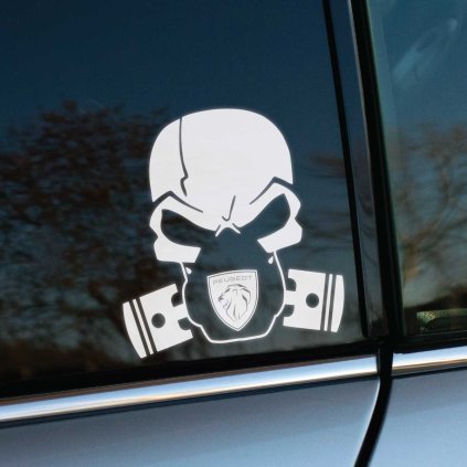 Plotrovaná nálepka lebky s plynovou maskou, kde piesty nahrádzajú filtre, a novým logom Peugeot na maske. Štýlový autodoplnok.