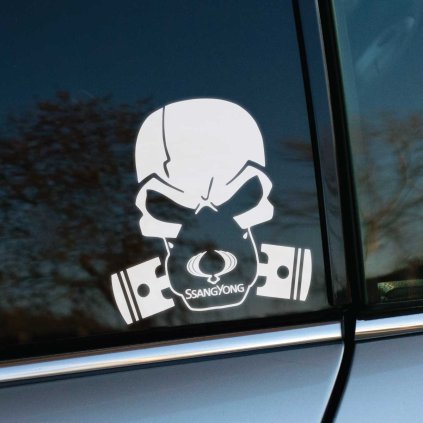 Plotrovaná nálepka lebky s maskou, kde piesty nahrádzajú filtre, a logom SsangYong na maske. Drsný autodoplnok pre fanúšikov tejto juhokórejskej značky.