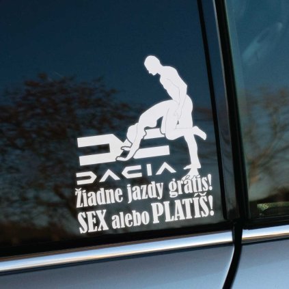 Plotrovaná nálepka s logom Dacia, siluetou dvoch osôb a textom: Žiadne jazdy grátis! SEX alebo PLATÍŠ! v dvoch riadkoch.