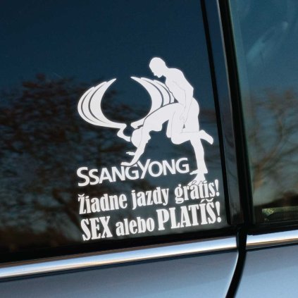 Plotrovaná nálepka s logom SsangYong, odvážnym grafickým motívom a provokatívnym textom. Pre tých, ktorí sa neboja výrazného a kontroverzného humoru.