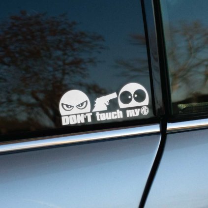 Plotrovaná nálepka s logom MG a textom „DON'T touch my“, kde zamračená tvár mieri pištoľou na vystrašenú. Kombinácia humoru a výstrahy pre odvážnych vodičov.