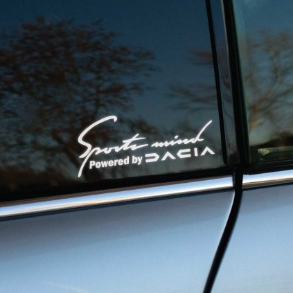 Plotrovaná nálepka s textom „Sports mind Powered by Dacia“ a novým logom značky. Ideálna pre dobrodruhov, ktorí milujú jazdu na cestách aj v teréne.