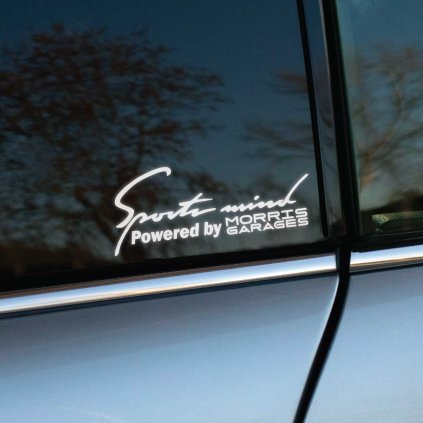 Plotrovaná nálepka s textom „Sports mind Powered by MG“ a logom značky. Perfektná pre vodičov, ktorí si užívajú športový charakter a britskú automobilovú tradíciu.