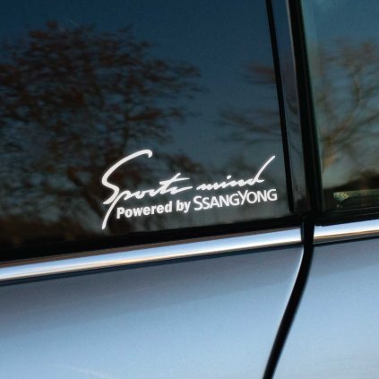 Plotrovaná nálepka s textom „Sports mind Powered by SsangYong“ a logom značky. Ideálna pre vodičov, ktorí spájajú dobrodružný duch s dynamickou jazdou.
