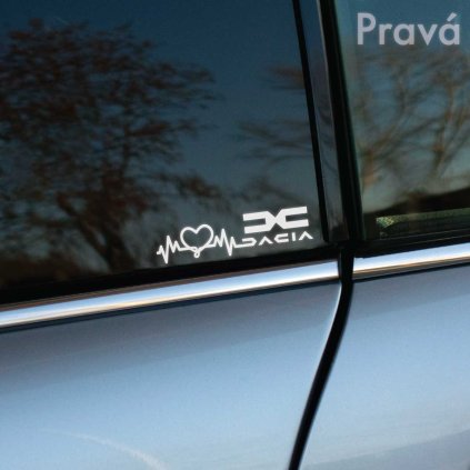 Plotrovaná nálepka s novým logom Dacia, pulzujúcou krivkou a srdcom, symbolizujúcimi ducha objavovania a vášeň pre neznáme trasy. Variant s logom na pravej strane.