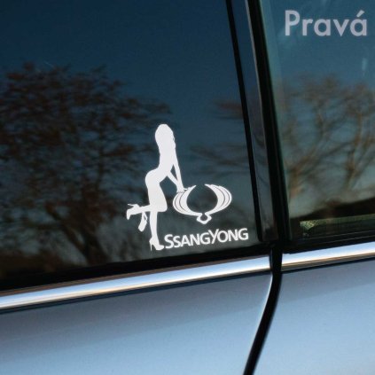 Plotrovaná nálepka s logom SsangYong a ladnou siluetou ženy opierajúcej sa oň, symbolizujúcou štýl a vášeň pre cestovanie. Variant s logom na pravej strane.