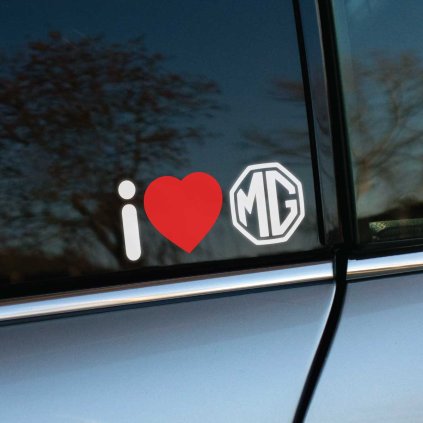 Plotrovaná nálepka s textom „I ♥ MG“, kde červené srdiečko odráža vášeň pre britskú automobilovú ikonu. Ideálny doplnok pre fanúšikov tejto značky.