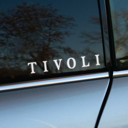 Plotrovaná nálepka s nápisom „TIVOLI“ v elegantnom písme. Minimalistický doplnok pre majiteľov a fanúšikov modelu SsangYong Tivoli.