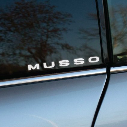 Plotrovaná nálepka s nápisom „MUSSO“ v modernom písme. Štýlový a minimalistický doplnok pre majiteľov a fanúšikov modelu SsangYong Musso.