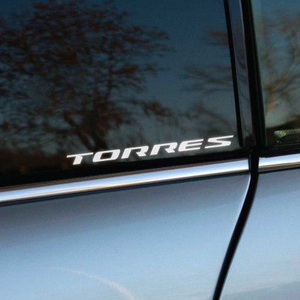 Plotrovaná nálepka s nápisom „TORRES“ v dynamickom, mierne šikmom písme. Ideálny doplnok pre majiteľov tohto modelu.