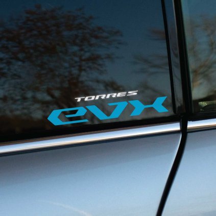 Plotrovaná nálepka „TORRES EVX“ s dynamickým písmom. K dispozícii vo variante s modrým textom „EVX“.