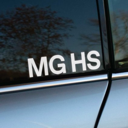 Plotrovaná nálepka s označením MG HS v jednoduchom, výraznom písme. Ideálna na doplnenie vzhľadu vozidla tejto modelovej rady.
