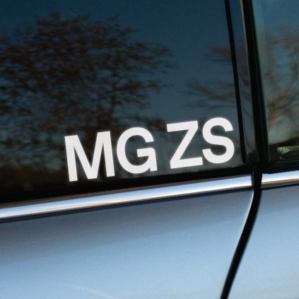 Plotrovaná nálepka s nápisom MG ZS v jednoduchom, modernom dizajne. Skvelý doplnok pre majiteľov tohto modelu, zvýrazňujúci jeho identitu.