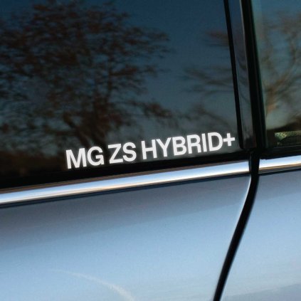 Plotrovaná nálepka s textom „MG ZS HYBRID+“ v čistom a modernom dizajne. Ideálny doplnok pre zvýraznenie hybridného modelu.