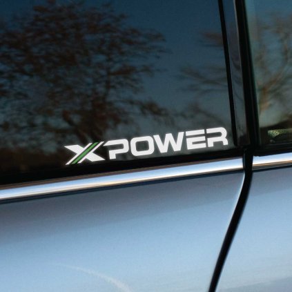 Plotrovaná nálepka „XPOWER“ so zeleným pruhom v písmene „X“. Ideálna pre fanúšikov športových a výkonných vozidiel.