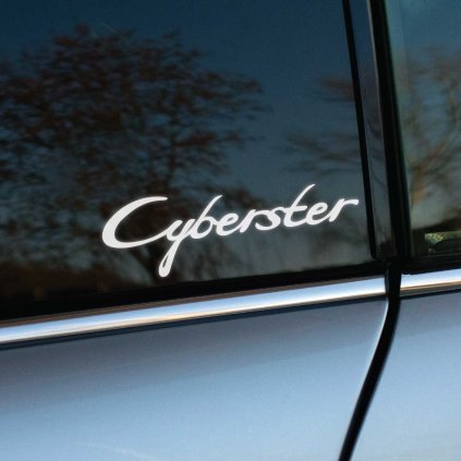 Plotrovaná nálepka s nápisom „Cyberster“ v štýlovom písanom fonte. Ideálna pre fanúšikov športového elektromobilu MG Cyberster.