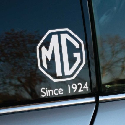 Plotrovaná nálepka s ikonickým logom MG v osemuholníku a nápisom „Since 1924“. Ideálna pre fanúšikov legendárnej britskej automobilky.