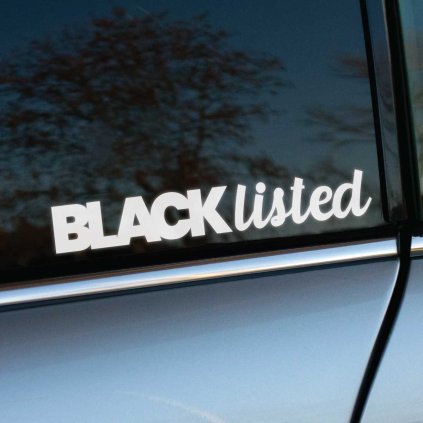 Plotrovaná nálepka pozostávajúca z nápisu v dvoch rôznych štýloch písma, ktorý obsahuje presný text: BLACK listed.