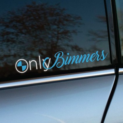 Plotrovaná nálepka "Only Bimmers" v modro-bielom prevedení, elegantný kaligrafický motív s logom BMW na O, nálepka na auto.
