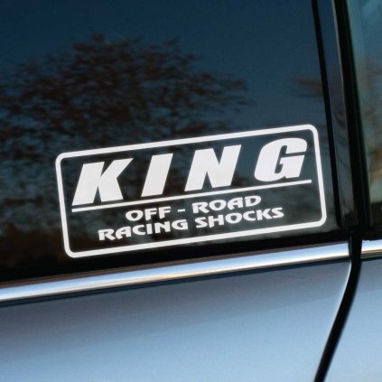 Plotrovaná jednofarebná nálepka na auto s logom KING a nápisom OFF-ROAD RACING SHOCKS v obdĺžniku so zaoblenými rohmi.