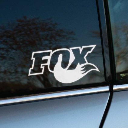 Plotrovaná jednofarebná nálepka na auto s logom FOX a stylizovaným chvostom líšky pod písmenami.