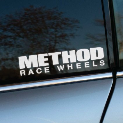 Plotrovaná nálepka s logom METHOD RACE WHEELS v dvoch riadkoch a tučným písmom, vhodná pre fanúšikov offroad kolies.