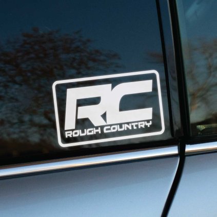 Plotrovaná nálepka s logom RC a nápisom ROUGH COUNTRY v obdĺžniku so zaoblenými rohmi a moderným písmom.