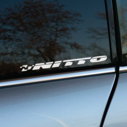 Plotrovaná nálepka s logom NITTO v šikmom dynamickom písme s výraznými rezanými líniami.