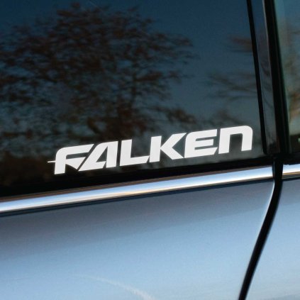 Plotrovaná nálepka s logom FALKEN v šikmom hranatom písme s predĺženým prvkom na písmenách F a A.