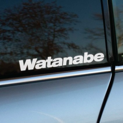 Plotrovaná nálepka s logom Watanabe v šikmom tučnom písme s jemne zaoblenými hranami písmen.