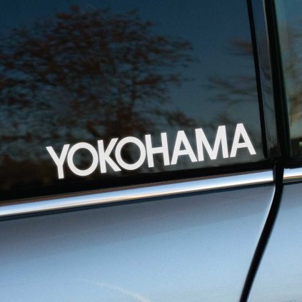 Plotrovaná nálepka s logom YOKOHAMA v čistom bezserifovom písme bez grafických prvkov.