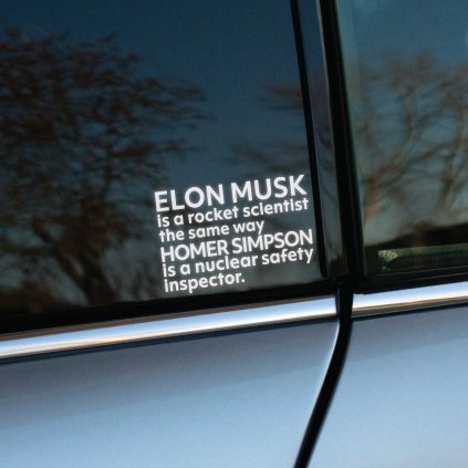 Plotrovaná nálepka s textom: ELON MUSK is a rocket scientist the same way HOMER SIMPSON is a nuclear safety inspector.