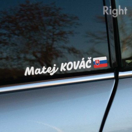 Kombinovaná nálepka s plotrovaným menom a tlačenou slovenskou vlajkou vpravo. Ideálna na označenie vozidla či pretekárskeho auta.
