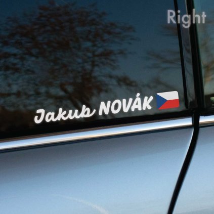 Kombinovaná nálepka na auto s menom v plotrovanej fólii a českou vlajkou napravo. Ideálna na personalizáciu vozidla alebo výbavy.