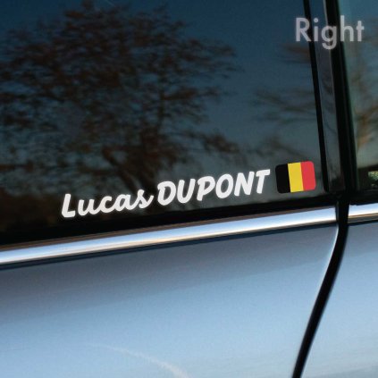 Kombinovaná nálepka s plotrovaným menom a tlačenou belgickou vlajkou vpravo. Perfektná na auto, bicykel alebo motorku.