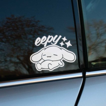 Plotrovaná nálepka s roztomilou postavičkou a nápisom „eepy“, ideálna na auto pre fanúšikov kawaii estetiky.
