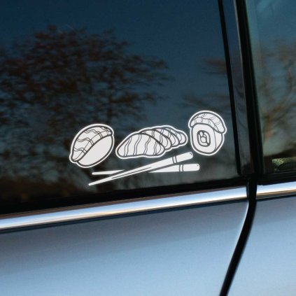 Plotrovaná nálepka so štylizovanými sushi kúskami a paličkami, ideálna ako vtipná nálepka na auto s japonským motívom.