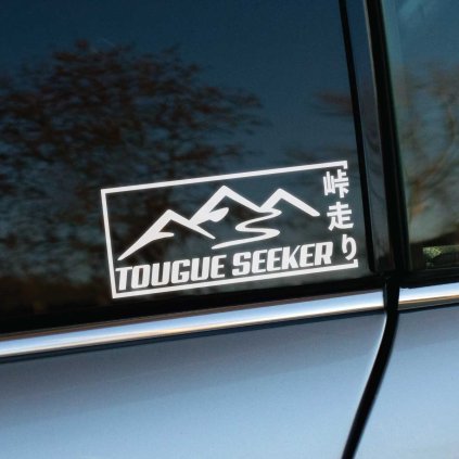 Plotrovaná nálepka TOUGE SEEKER s ikonou hôr a kľukatej cesty, doplnená o japonské znaky pre horské preteky.