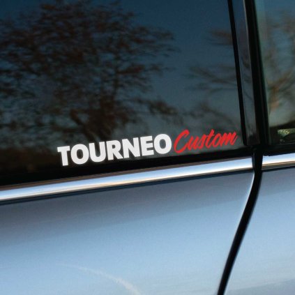 Plotrovaná nálepka na auto s nápisom „Tourneo Custom“ v dvojfarebnom prevedení pre fanúšikov modelu Ford Tourneo.