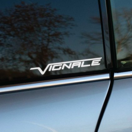 Plotrovaná nálepka na auto s nápisom „Vignale“ v originálnom štýle pre prémiové verzie vozidiel značky Ford.