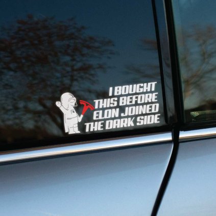 Plotrovaná nálepka na auto s postavičkou Darth Vadera a nápisom „I bought this before Elon joined the dark side“.