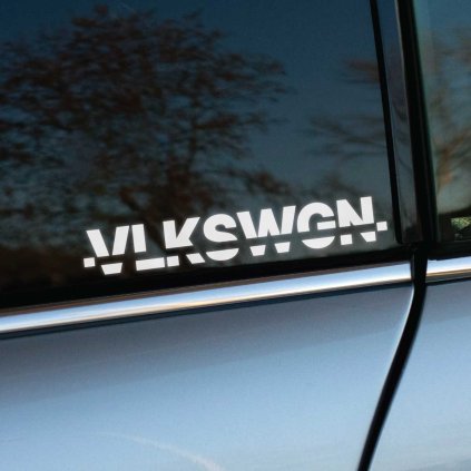 Plotrovaná nálepka na auto s nápisom „VLKSWGN.“ v minimalistickom štýle ako odkaz na značku Volkswagen.