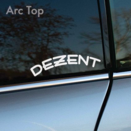Plotrovaná nálepka DEZENT s oblúkovým nápisom v modernom technickom fonte, ideálna ako štýlová nálepka na auto.