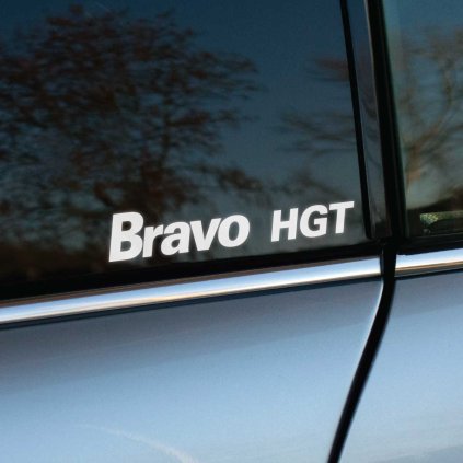 Plotrovaná nálepka Bravo HGT s výrazným športovým označením, ideálna ako nálepka na auto Fiat s výkonným motorom.