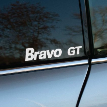 Plotrovaná nálepka Bravo GT s kombináciou tučného a technického fontu, ideálna ako športová nálepka na auto Fiat.