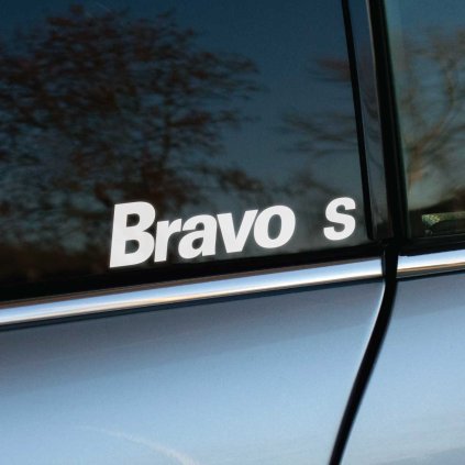 Plotrovaná nálepka Bravo S s jednoduchým nápisom v technickom štýle, určená ako decentná nálepka na auto Fiat.
