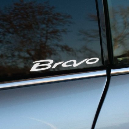 Plotrovaná nálepka Bravo s elegantným kurzívnym nápisom, vhodná ako decentná nálepka na auto značky Fiat.