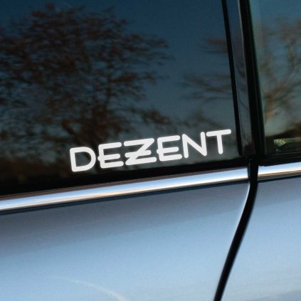 Plotrovaná nálepka DEZENT s hranatým futuristickým fontom, určená ako štýlová nálepka na auto pre fanúšikov diskov DEZENT.