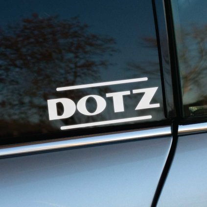 Plotrovaná nálepka DOTZ s výrazným logom ohraničeným dvoma líniami, ideálna ako tuningová nálepka na auto s diskami DOTZ.
