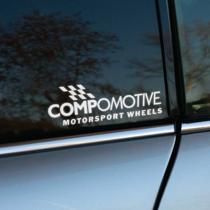 Plotrovaná nálepka COMPOMOTIVE Motorsport Wheels s pretekárskou šachovnicou, ideálna ako športová nálepka na auto.